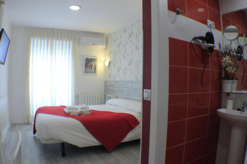 hostal-madrid-sol-habitacion-matrimonio-8a